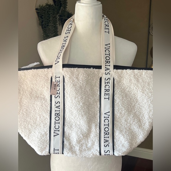 Victoria Secret Cozy Sherpa
Plush Fleece Tote Bag Zipper
Closure … New with tag - Picture 3 of 4